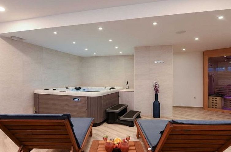 Vakantiehuis Villa Amfora with heated pool, wellness and ten