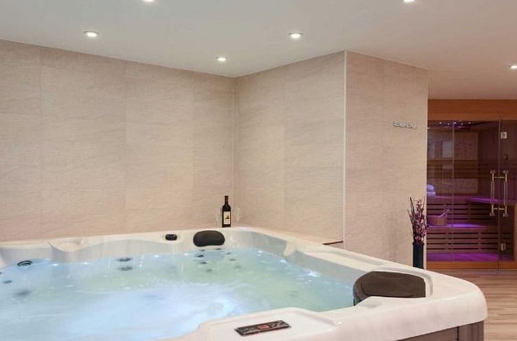 Vakantiehuis Villa Amfora with heated pool, wellness and ten