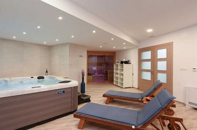 Vakantiehuis Villa Amfora with heated pool, wellness and ten