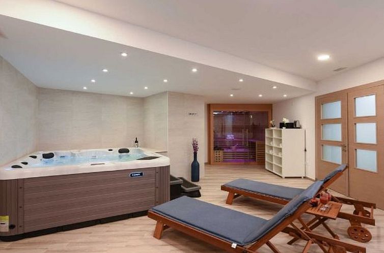Vakantiehuis Villa Amfora with heated pool, wellness and ten