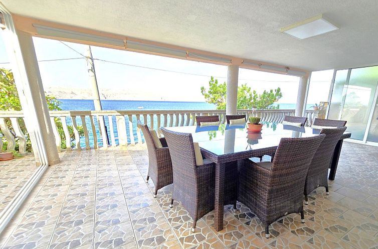 Vrijstaande woning in Karlobag