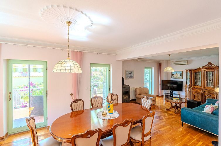 Vakantiehuis Gartenvilla am Meer Kožino