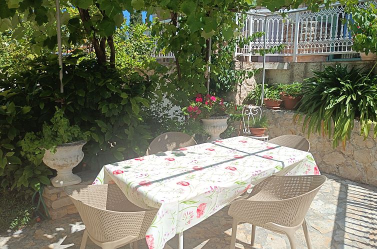 Vakantiehuis Gartenvilla am Meer Kožino