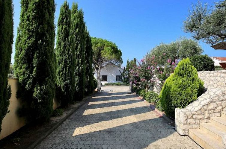 Vakantiehuis Magnificent Villa Clara with big pool