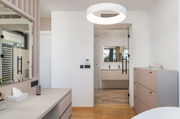 Vakantiehuis Villa Acacia with heated pool