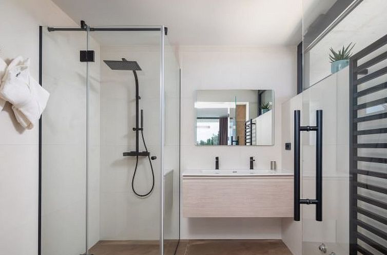 Vakantiehuis Villa Acacia with heated pool