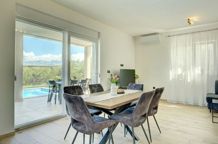 Vakantiehuis Holiday Home Bonato with pool