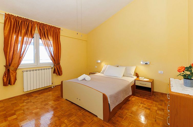 Guest house 10344614 - Apartment Dalmatia - Appartement "Zara" mit Blick auf das Wasser