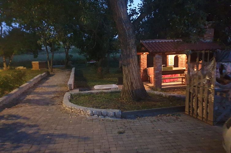 Vakantiehuis Am Fluss gelegenes Haus mit Galerieschlafplätz