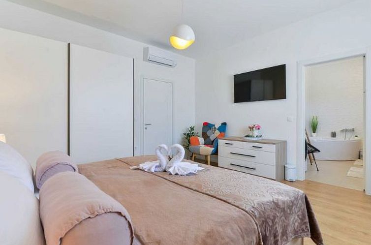 Vakantiehuis Villa First Hill with heated pool