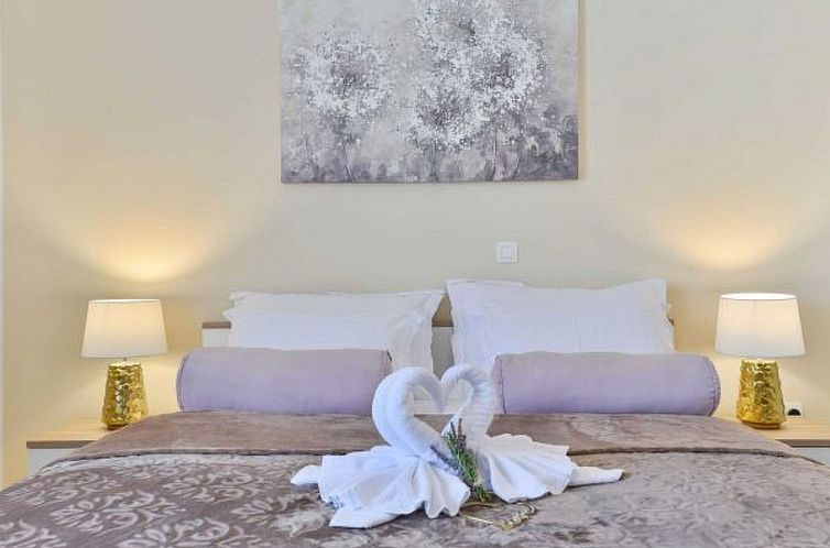 Vakantiehuis Villa First Hill with heated pool