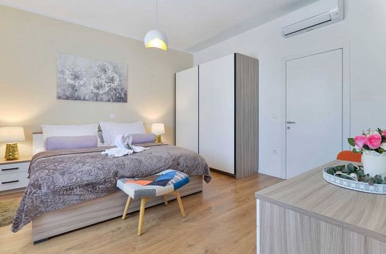 Vakantiehuis Villa First Hill with heated pool