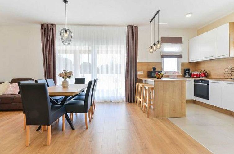 Vakantiehuis Villa First Hill with heated pool