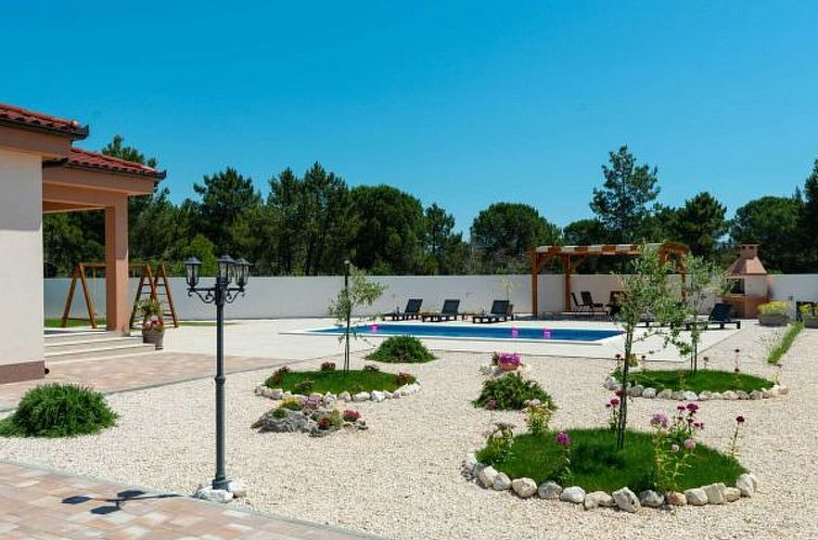 Vakantiehuis Villa First Hill with heated pool