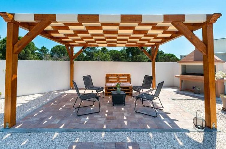 Vakantiehuis Villa First Hill with heated pool