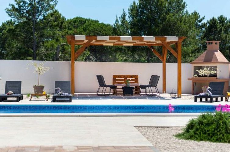 Vakantiehuis Villa First Hill with heated pool