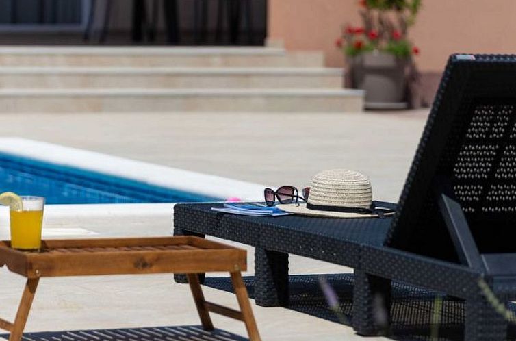 Vakantiehuis Villa First Hill with heated pool