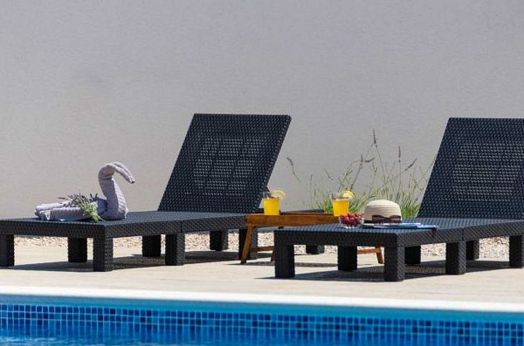 Vakantiehuis Villa First Hill with heated pool