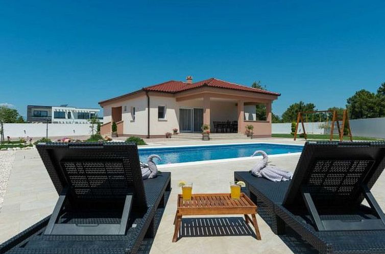 Vakantiehuis Villa First Hill with heated pool