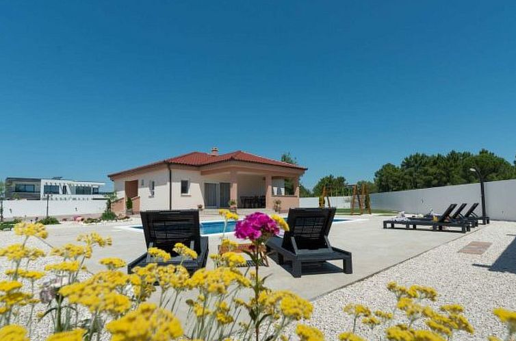 Vakantiehuis Villa First Hill with heated pool
