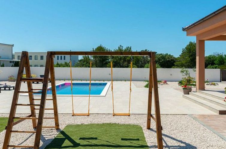 Vakantiehuis Villa First Hill with heated pool
