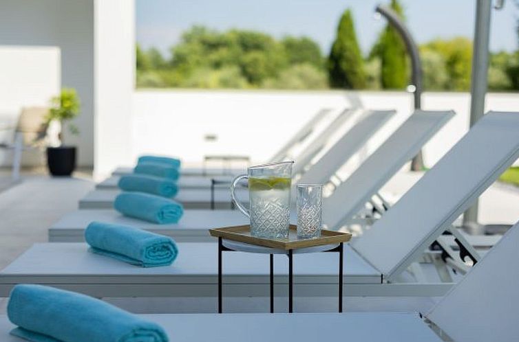 Vakantiehuis Villa Elena with two pools and spa