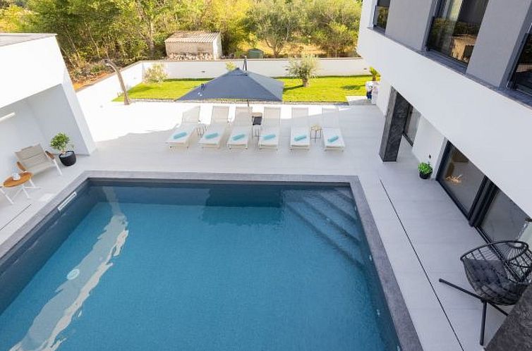 Vakantiehuis Villa Elena with two pools and spa