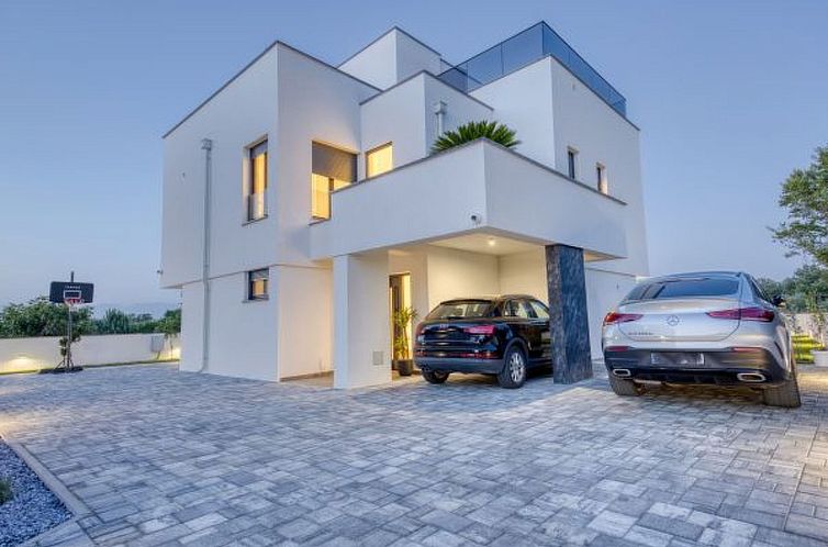 Vakantiehuis Villa Elena with two pools and spa