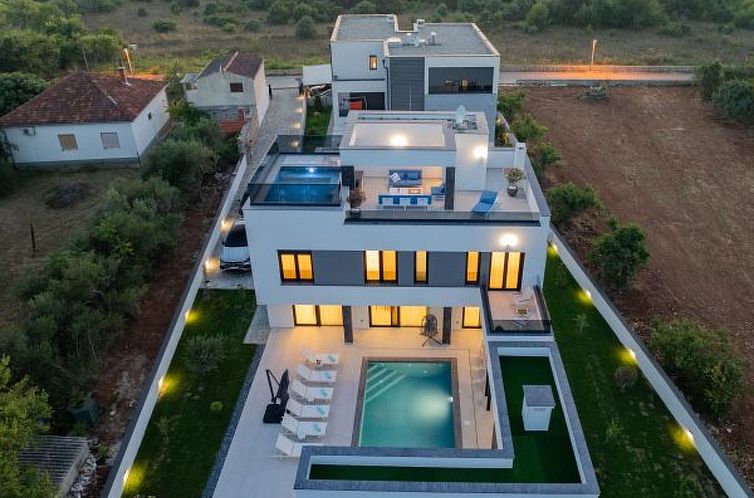 Vakantiehuis Villa Elena with two pools and spa