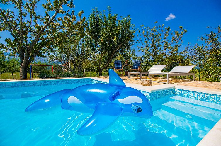 Vakantiehuis Romantisches Haus in Krušvar mit privatem Pool