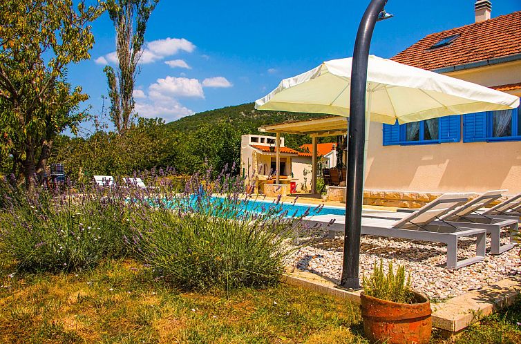 Vakantiehuis Romantisches Haus in Krušvar mit privatem Pool