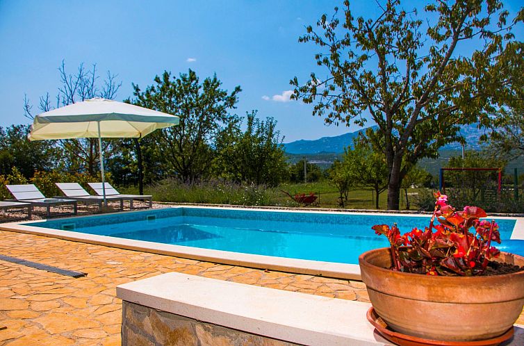 Vakantiehuis Romantisches Haus in Krušvar mit privatem Pool