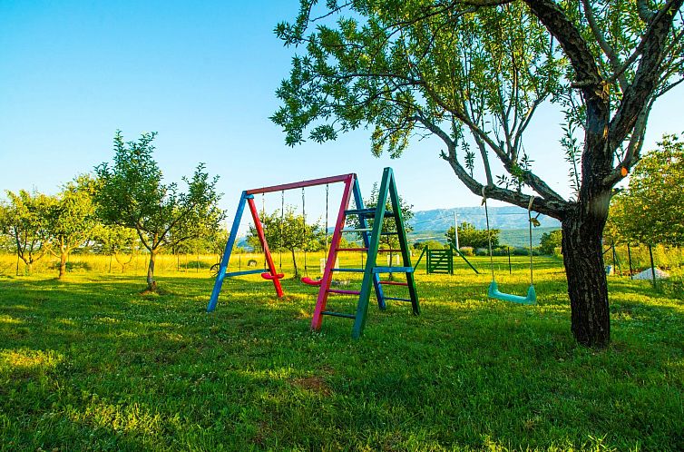 Vakantiehuis Romantisches Haus in Krušvar mit privatem Pool
