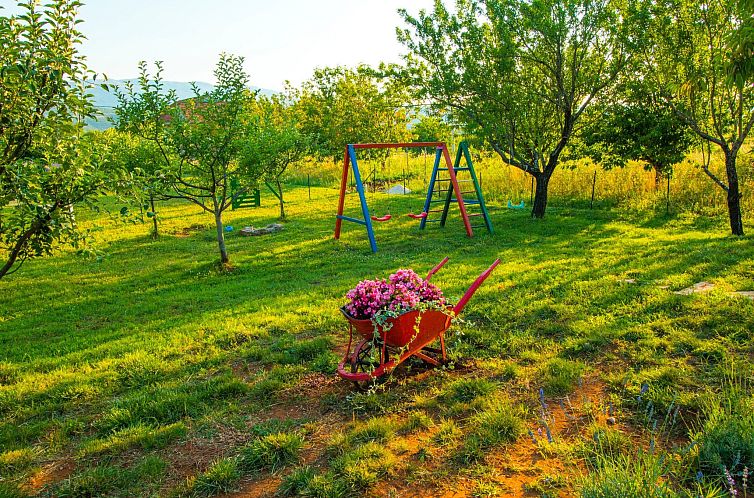 Vakantiehuis Romantisches Haus in Krušvar mit privatem Pool