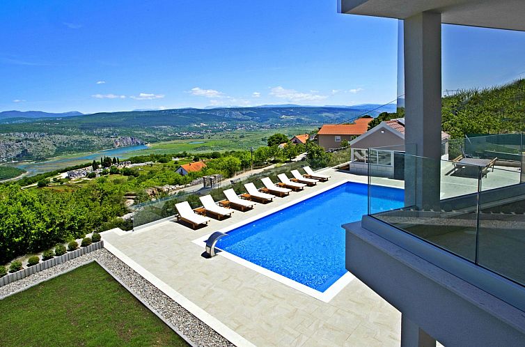 Vakantiehuis Großes Haus in Lokvičići mit privatem Pool