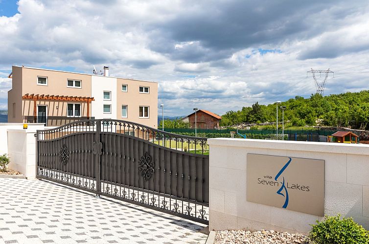 Vakantiehuis Großes Haus in Lokvičići mit privatem Pool