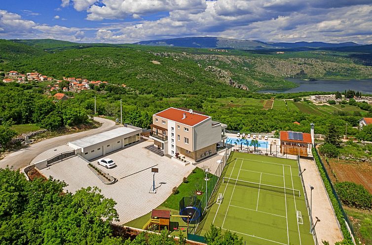 Vakantiehuis Großes Haus in Lokvičići mit privatem Pool