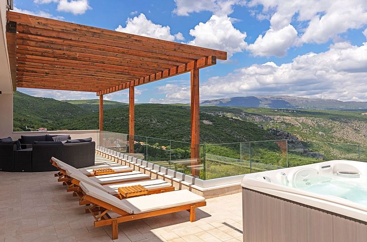 Vakantiehuis Großes Haus in Lokvičići mit privatem Pool