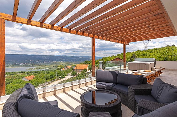 Vakantiehuis Großes Haus in Lokvičići mit privatem Pool