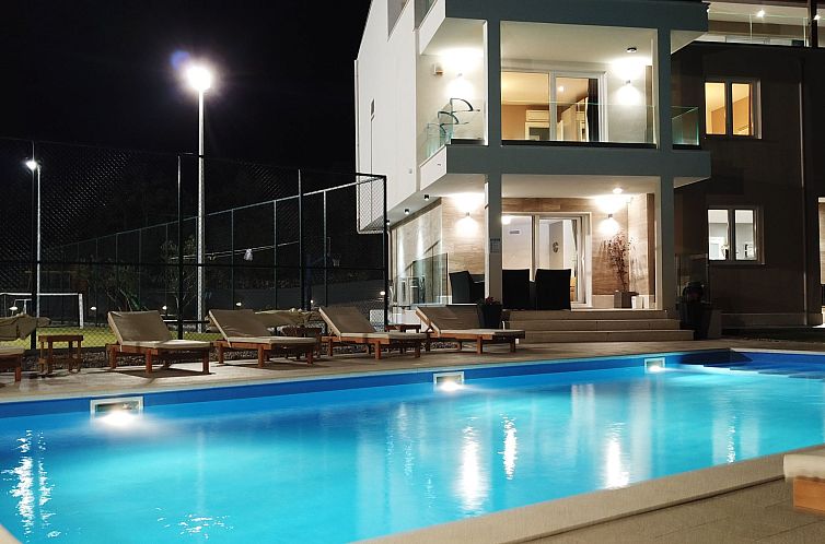 Vakantiehuis Großes Haus in Lokvičići mit privatem Pool