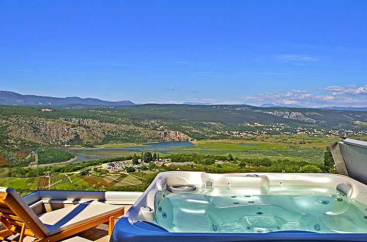 Vakantiehuis Großes Haus in Lokvičići mit privatem Pool