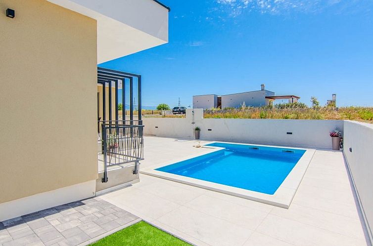 Vakantiehuis Neues modernes Poolhaus in Privlaka