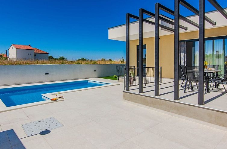 Vakantiehuis Neues modernes Poolhaus in Privlaka