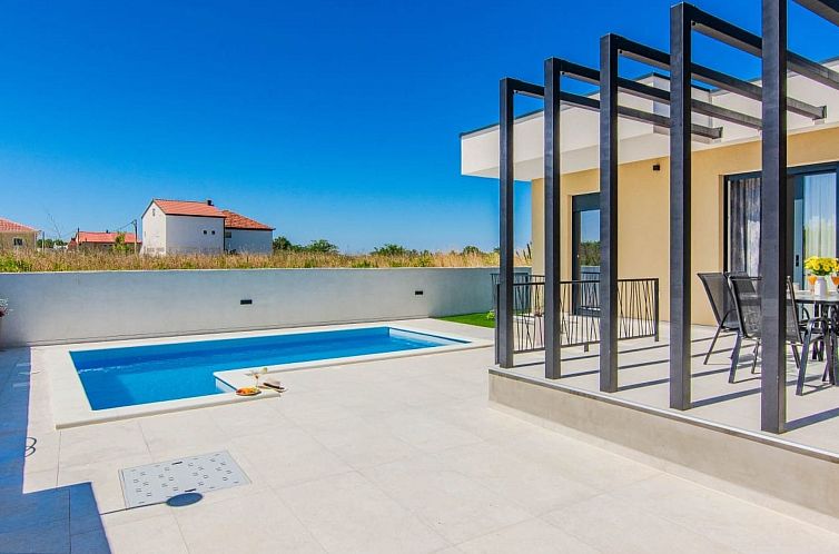 Vakantiehuis Neues modernes Poolhaus in Privlaka