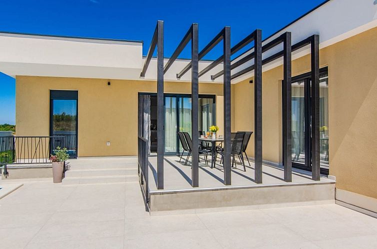 Vakantiehuis Neues modernes Poolhaus in Privlaka