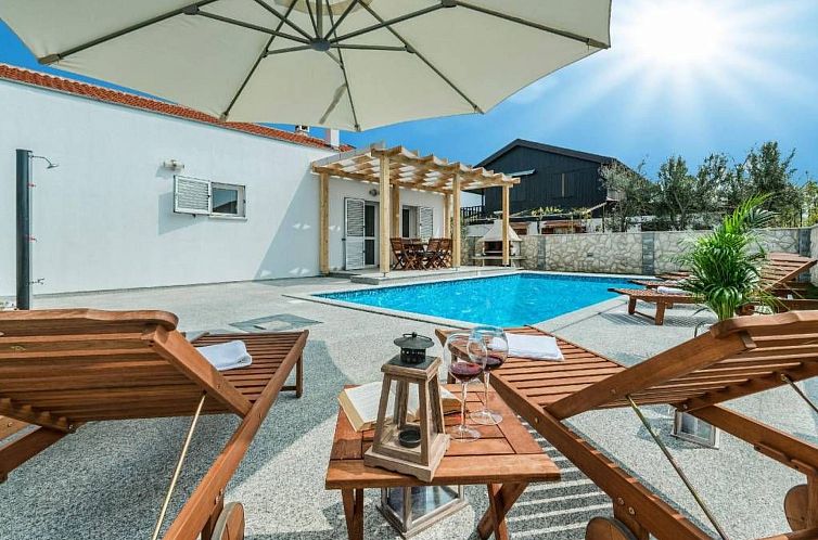 Unterkunft 10347133 - Ferienhaus Dalmatien - Vakantiehuis Strandhaus mit Pool in Meeresnähe