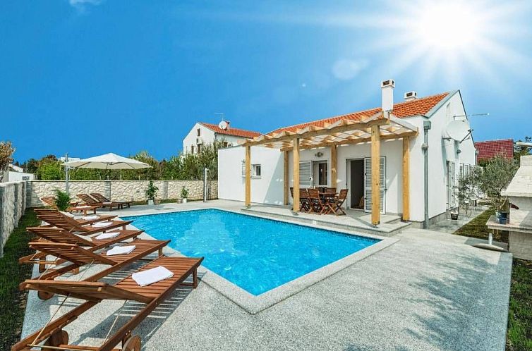 Vakantiehuis Strandhaus mit Pool in Meeresnähe