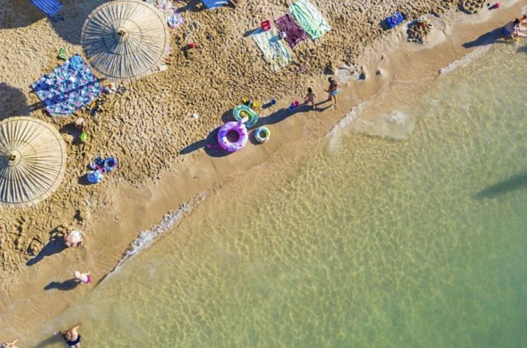 Vakantiehuis Strandhaus mit Pool in Meeresnähe