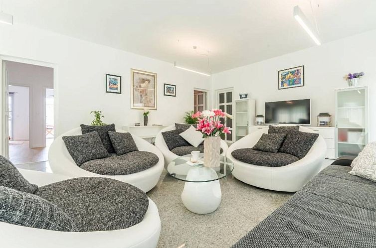 Vakantiehuis Strandhaus mit Pool in Meeresnähe
