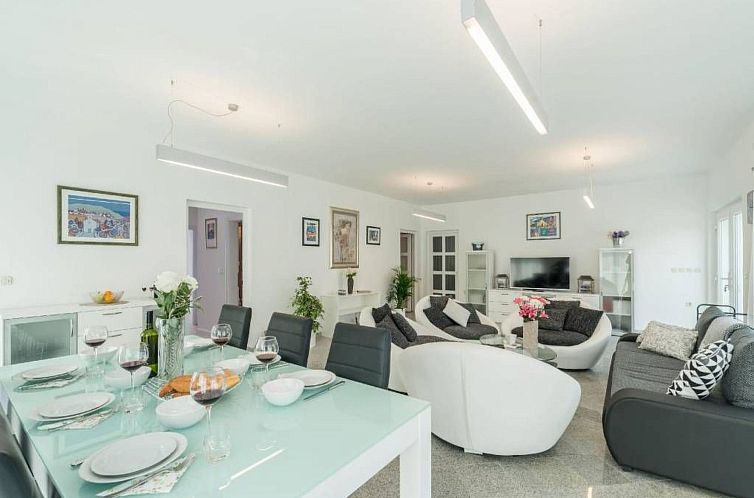 Vakantiehuis Strandhaus mit Pool in Meeresnähe
